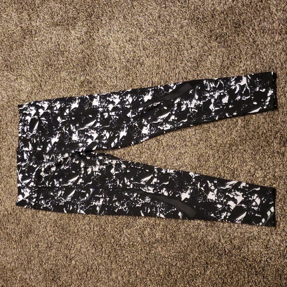 Challenge black and white leggings